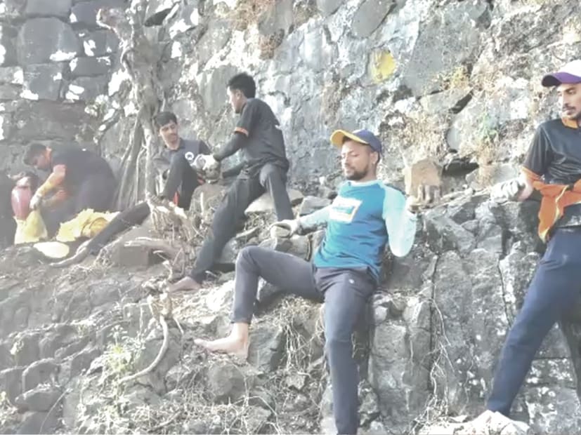 अभ्यासकांकडून गडाची माहिती, नकाशा घेत या प्रतिष्ठानच्या शिवभक्तांनी फावडे, टिकाव, पहारी हाती घेऊन हा गुप्त दरवाजा शोधून काढला. हा दरवाजा शोधण्यासाठी दोन मोहिमा राबवण्यात आल्या होत्या.