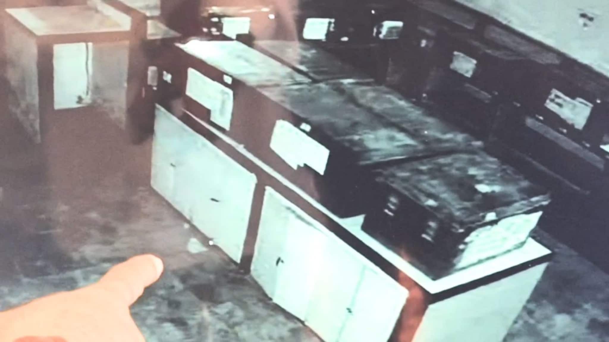 पोलिसांचा कडक बंदोबस्त तरीही 'तो' EVM ठेवलेल्या स्ट्राँगमध्ये घुसला LIVE VIDEO पोलिसांचा कडक बंदोबस्त तरीही 'तो' EVM ठेवलेल्या स्ट्राँगमध्ये घुसला LIVE VIDEO