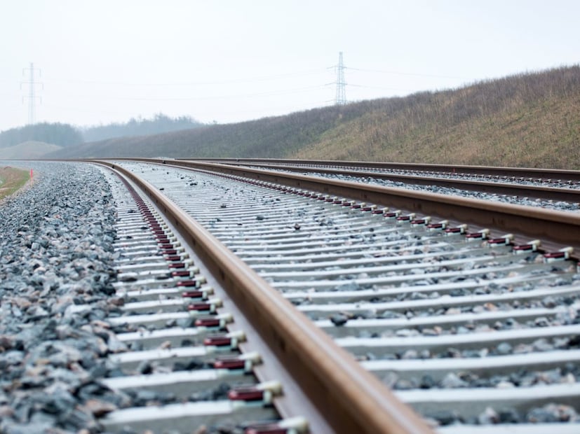 रेल्वे रुळांना गंज न लागणे हे केवळ एका गोष्टीमुळे शक्य होत नाही, तर हे मिश्रधातूंचे विज्ञान, ट्रेनच्या चाकांचे घर्षण, अत्याधुनिक प्रक्रिया आणि रेल्वेची  देखभाल या सर्वांचे एकत्रित परिणाम आहे. रेल्वे अभियंते हे सुनिश्चित करतात की रुळांच्या कडांवर लागणारा कोणताही साधा गंज रुळांच्या मुख्य कार्यक्षमतेला (Core Functionality) धोका पोहोचवू शकत नाही.