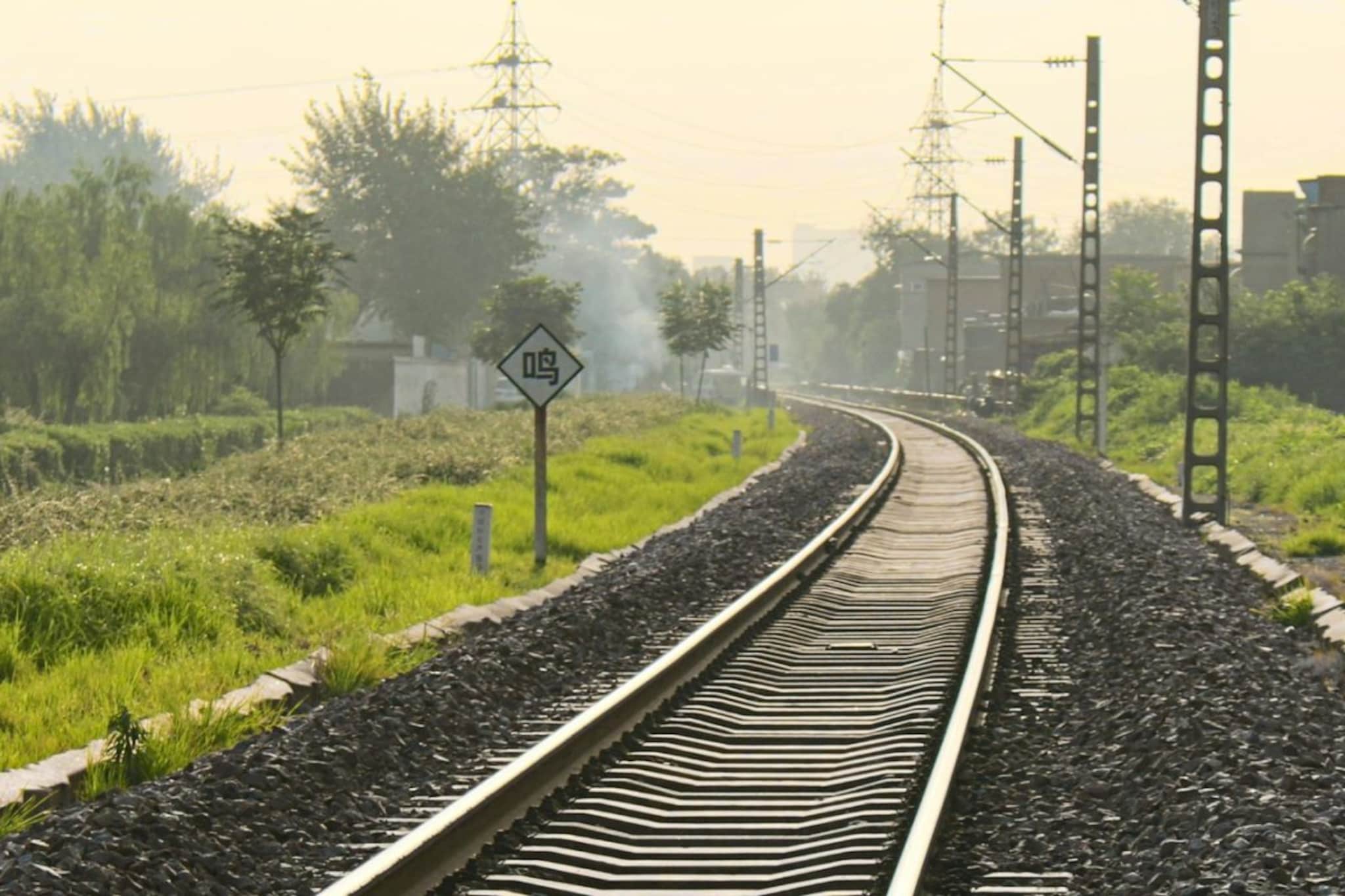 रेल्वेचे रूळ चोरी का होत नाहीत? चोर त्याकडे का फिरकत नाहीत; कारण वाचून थक्क व्हा