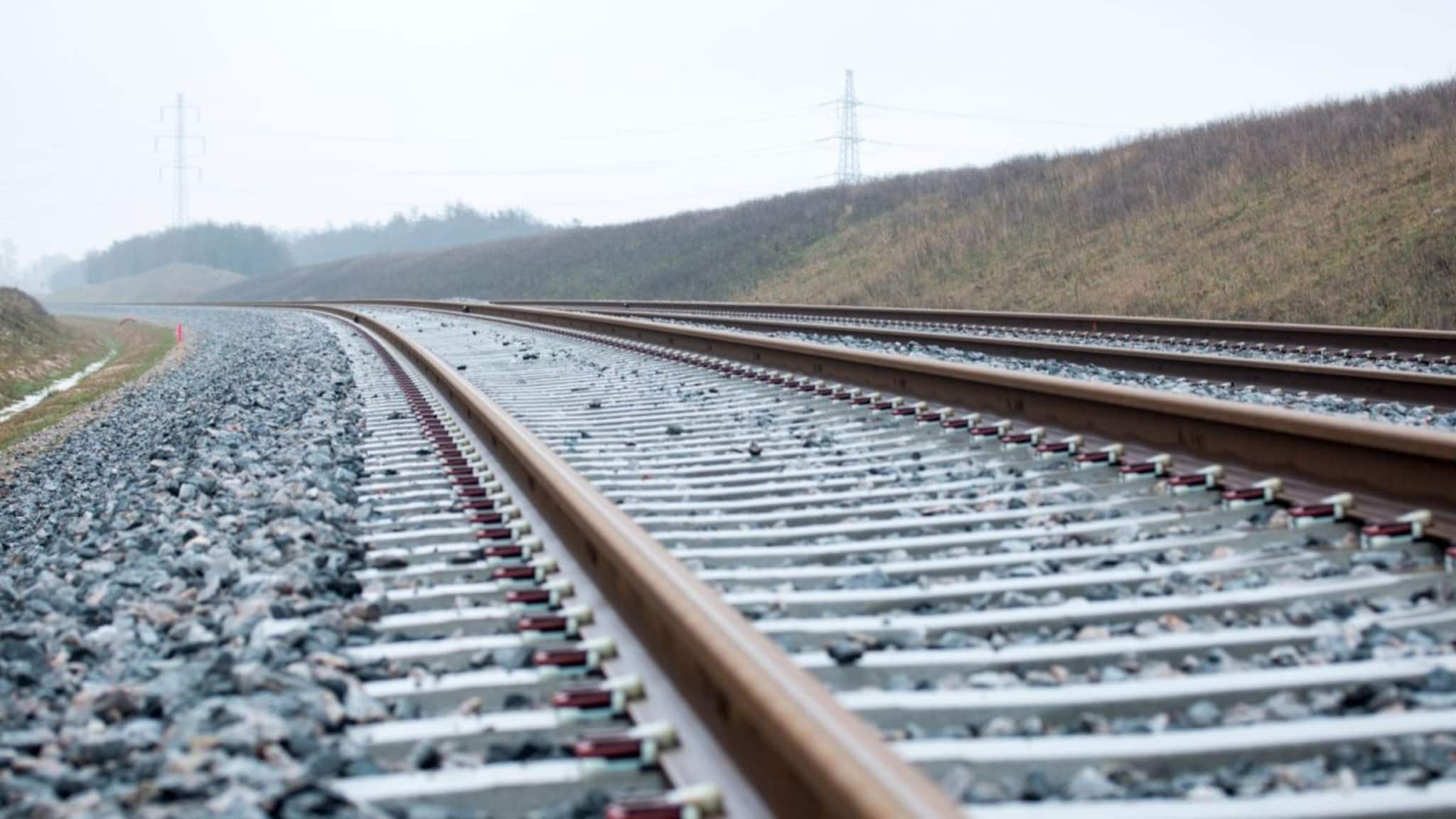 Indian Railway Fact : रेल्वे रुळांमध्ये खडीच का टाकली जाते, सिमेंट का नाही? 99 टक्के लोकांना देताच येणार नाही उत्तर