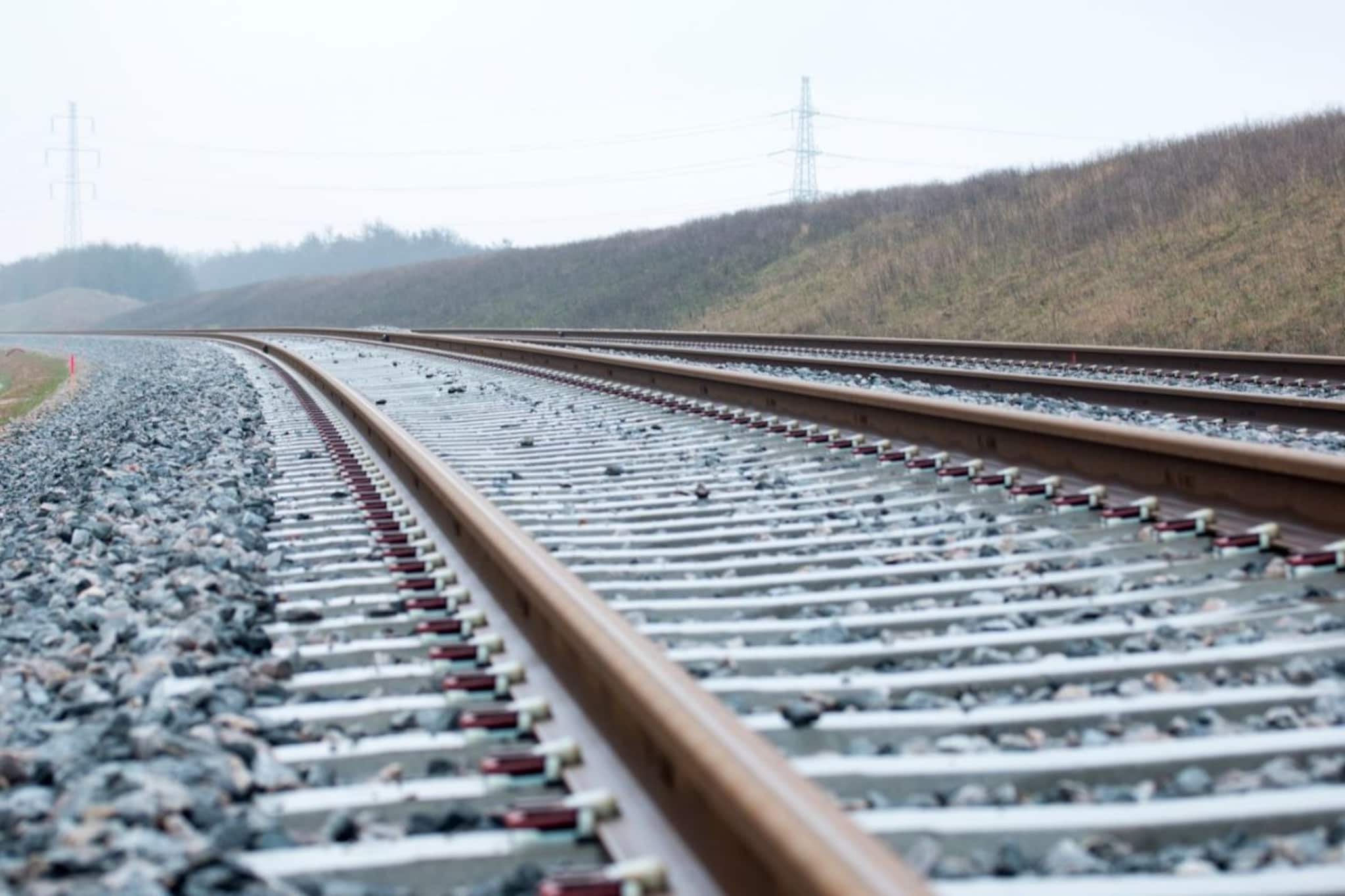 रेल्वे रुळांमध्ये खडीच का टाकली जाते, सिमेंट का नाही? माहितीय का कारण?