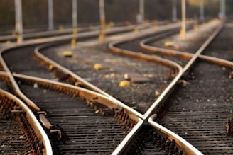 Indian Railway : लोखंडाला गंज लागतो, मग ट्रेनच्या रुळांना गंज का लागत नाही?