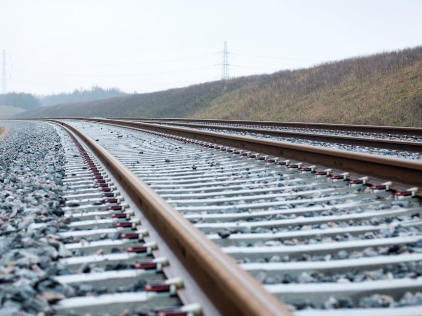 मुंबई : रेल्वेचा प्रवास म्हणजे खिडकीबाहेर पळणारी झाडं, चहावाल्याचा आवाज आणि तो विशिष्ट 'खडक-खडक' असा येणारा लयबद्ध आवाज. आपल्यापैकी प्रत्येकाने आयुष्यात कधी ना कधी ट्रेनने प्रवास केलाच असेल. लांबच्या प्रवासात तासन् तास खिडकीतून बाहेर पाहताना आपण अनेक गोष्टी नोटीस करतो, रुळांच्या बाजूला पडलेले दगड, वेगाने मागे जाणारे खांब आणि मैलोन्मैल पसरलेले लोखंडी रूळ. मुंबई : रेल्वेचा प्रवास म्हणजे खिडकीबाहेर पळणारी झाडं, चहावाल्याचा आवाज आणि तो विशिष्ट 'खडक-खडक' असा येणारा लयबद्ध आवाज. आपल्यापैकी प्रत्येकाने आयुष्यात कधी ना कधी ट्रेनने प्रवास केलाच असेल. लांबच्या प्रवासात तासन् तास खिडकीतून बाहेर पाहताना आपण अनेक गोष्टी नोटीस करतो, रुळांच्या बाजूला पडलेले दगड, वेगाने मागे जाणारे खांब आणि मैलोन्मैल पसरलेले लोखंडी रूळ.