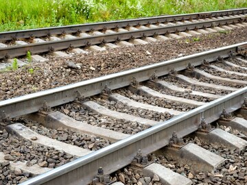 पाऊस, ऊन आणि वारा असूनही रेल्वे रुळांना गंज का लागत नाही? लोखंडी असूनही चकाकणाऱ्या रुळांमागचं 'हे' आहे Science