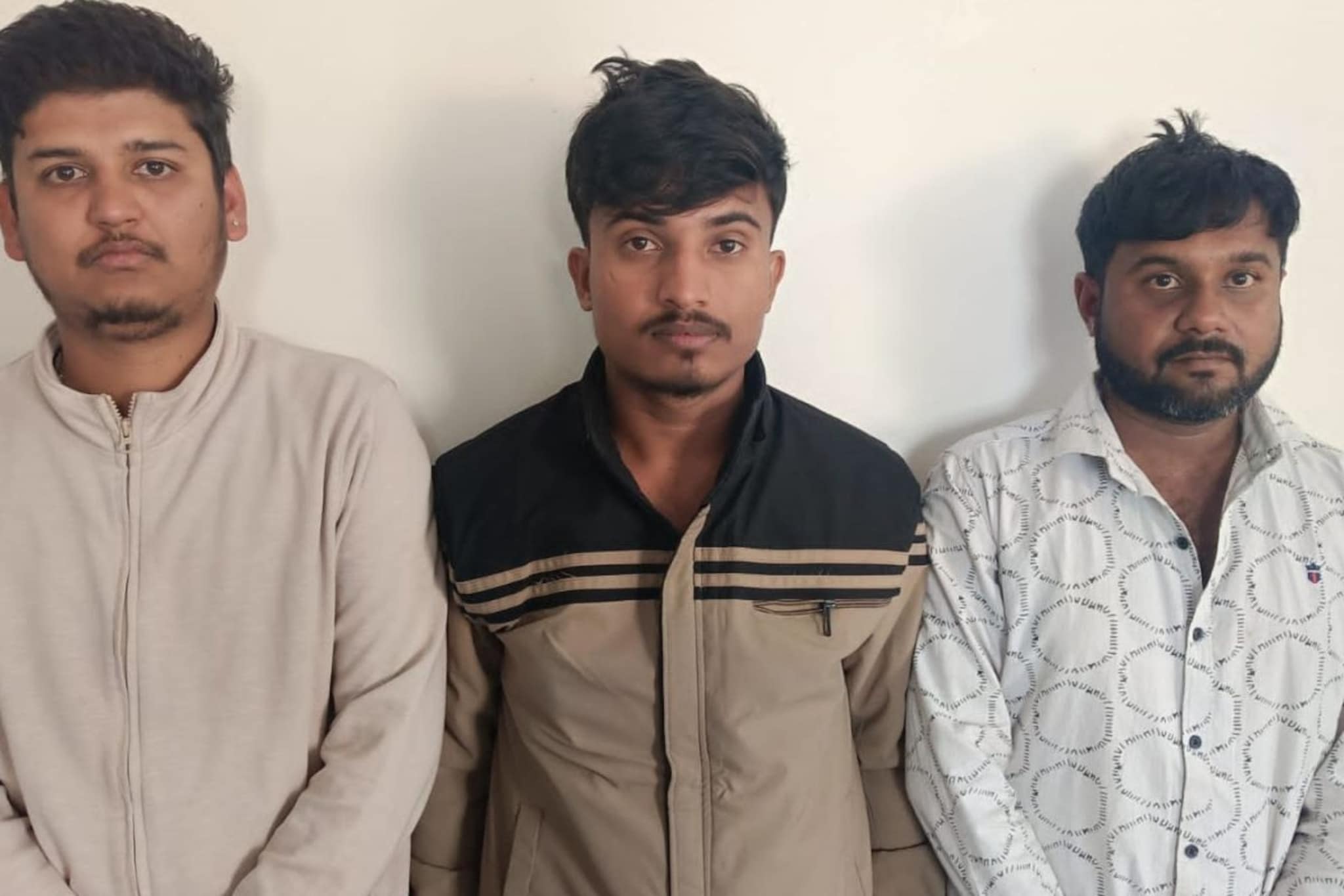 मित्राला भेटायला लॉजवर गेली, 105 ऐवजी 205 रुमचं दार ठोठावलं, तिघांनी आत ओढून... मित्राला भेटायला लॉजवर गेली, 105 ऐवजी 205 रुमचं दार ठोठावलं, तिघांनी आत ओढून...