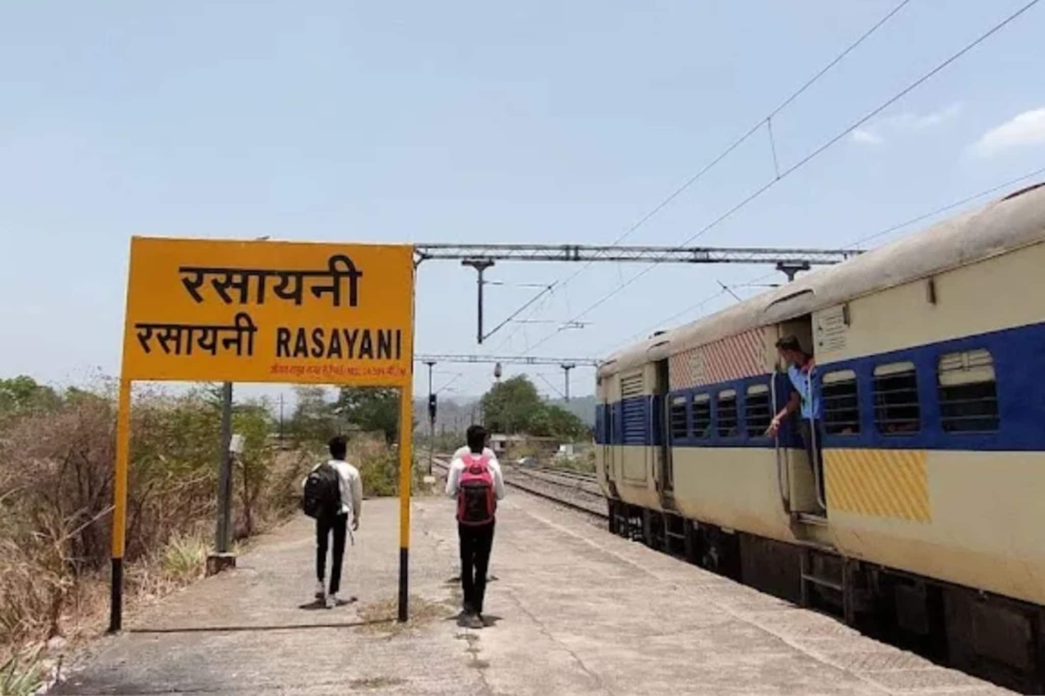 मालकाने पगार दिला नाही म्हणून रेल्वेच्या विजेच्या पोलवर चढला, त्याला वाचवण्यासाठ