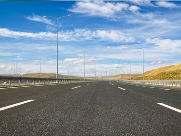 रस्त्यावरच्या पांढऱ्या पट्ट्या रात्री चमकतात, पण दिवसा का नाही?