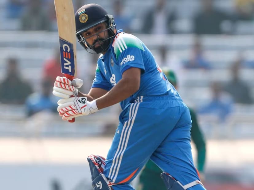 पहिल्या वनडेमध्ये 3 सिक्स मारून रोहित शर्माने विश्वविक्रम रचला. रोहित शर्मा वनडे क्रिकेटमध्ये सर्वाधिक सिक्स मारणारा खेळाडू ठरला. याआधी पाकिस्तानच्या शाहिद आफ्रिदीच्या नावावर हा विक्रम होता. आफ्रिदीने वनडे क्रिकेटमध्ये 351 सिक्स मारल्या आहेत.