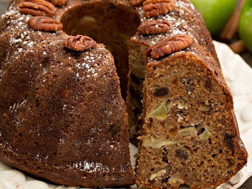 रम केकमध्ये कोणत्याही ब्रँडची रम वापरली जाऊ शकते. घरगुती रेसिपीत लोक सामान्यतः डार्क रम पसंत करतात कारण तिचा फ्लेवर केकला छान डेप्थ देतो. मार्केटमध्ये बनणाऱ्या रम केकमध्येही साधारणपणे डार्क रम किंवा गोल्ड रम वापरली जाते. काही बेकरी अल्कोहोल कंटेंट कमी करण्यासाठी रम एसेंसचा वापर करतात, ज्यामुळे चव आणि सुगंध मिळतो पण अल्कोहोल जास्त राहत नाही.