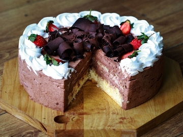 Rum Cake : रम केकमध्ये कोणती रम असते? आणि हा केक खरंच वेज असतो का? Rum Cake : रम केकमध्ये कोणती रम असते? आणि हा केक खरंच वेज असतो का?