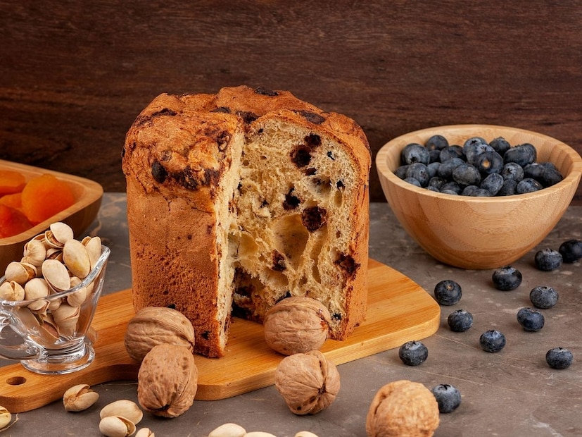 अर्थात, जर तुम्ही पूर्णपणे अल्कोहोल टाळत असाल तर ऑर्डर करण्याआधी दुकानात विचारून खात्री करून घ्या. त्यांनी रम एसेंस वापरलं आहे की रिअल रम. पण सामान्यपणे रम केक हा वेज + बेकिंगमध्ये अल्कोहोल जवळपास उडून गेलेला असा पर्याय मानला जातो.