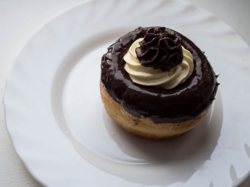 तर याचं उत्तर आहे हो, रम केक साधारणपणे वेज असतो. बेकिंग प्रक्रियेत केक जास्त वेळ भाजला जातो, त्यामुळे रममधील बहुतेक अल्कोहोल उडून जातं. उरतो तो फक्त सुगंध आणि हलका फ्लेवर. शिवाय बऱ्याच बेकरी एगलेस रम केकसुद्धा बनवतात, ज्यात अंडे न वापरता मऊ टेक्स्चर तयार केलं जातं. त्यामुळे ज्यांना शाकाहारी पर्याय हवा आहे त्यांच्यासाठीही रम केक उपलब्ध असतो.