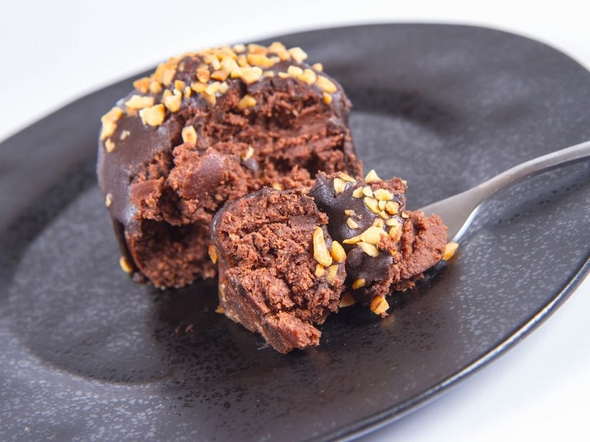 केकची चव, सुगंध आणि मऊ टेक्स्चर लोकांना आकर्षित करतात. पण अनेकांच्या मनात एकच प्रश्न असतो की या केकमध्ये नेमकी कोणती रम वापरतात? आणि हा केक वेज मानला जातो का?