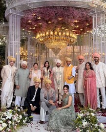 एकीकडे हृतिकचा डान्स, दुसरीकडे गर्लफ्रेंड हॉस्पिटलमध्ये! लग्नात नेमकं काय झालं? एकीकडे हृतिकचा डान्स, दुसरीकडे गर्लफ्रेंड हॉस्पिटलमध्ये! लग्नात नेमकं काय झालं?