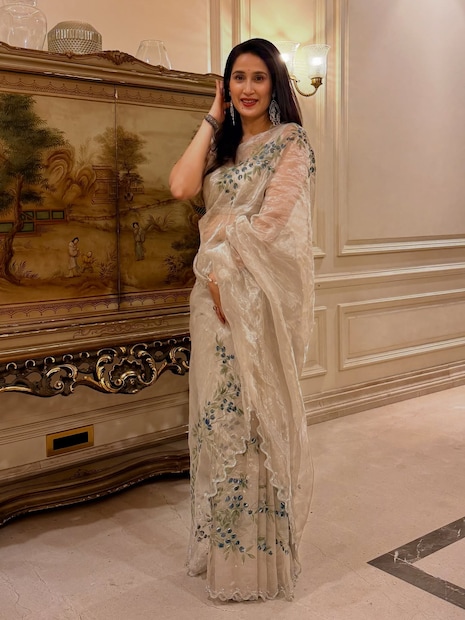 सागरिकावर हँडलुम साडी खूपच सुंदर दिसतेय. तिचं सौंदर्य साडीत आणखीच खुलून आलं आहे. सिंपल पण क्लासी लुक देणारी Akutee लेबल सिल्वर टिशू साडीत सागरिकानं नवऱ्यावर भुरळ घालती आहे.  