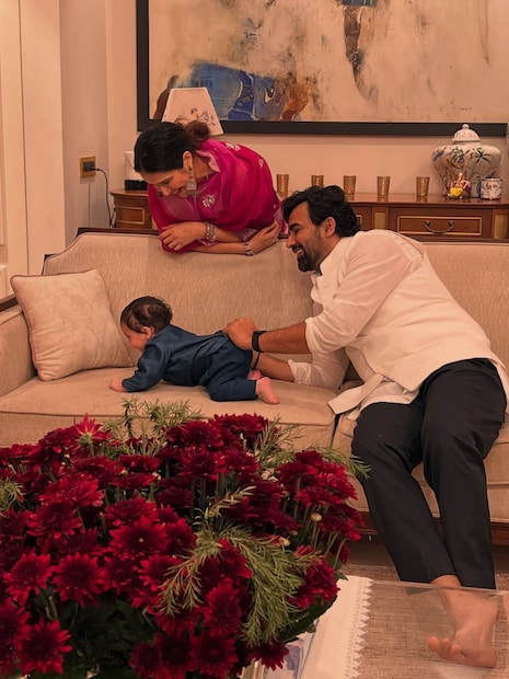 अप्सरेसारखी सुंदर अभिनेत्री, कोल्हापूरची राजकुमारी आजही तिच्या सौंदर्यानं घायाळ करताना दिसतेय. या राजकुमारीला पाहून मिस्टर खान म्हणजेच तिचा नवरा देखील फिदा झालाय. अभिनेत्रीचे हँडमेड साडीतील फोटो सध्या सोशल मीडियावर व्हायरल होतोय. 