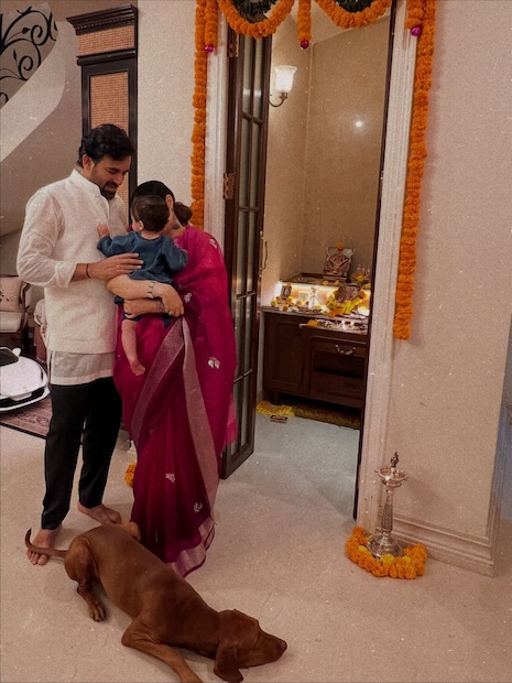 अभिनेत्री क्रिकेटरसोबत फक्त खुश नाही तर सुखाचा संसार करतेय. त्यांच्या संसारात एका छोट्या राजकुमाराचीही एन्ट्री झाली आहे. तिघांचं त्रिकोणी कुटुंब आनंदात आयुष्य जगत आहेत. 