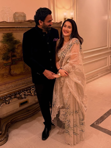 सागरिका सिनेमांपासून दूर असली तरी सोशल मीडियावर सक्रीय असते. कोल्हापूरची ही राजकुमारी नेहमीच तिच्या देशी कपड्यांमुळे सगळ्याचं लक्ष वेधत असते. 