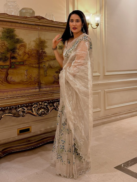 सागरिकानं नुकतेच तिचे हँडलुम साडीतील फोटो शेअर केलेत. या फोटोंवर तिचा नवरा जहीर खान फिदा झालाय. सागरिकावरून त्याची नजरच हटत नाहीये. दोघांचे हे फोटो सध्या सोशल मीडियावर व्हायरल होत आहेत. 