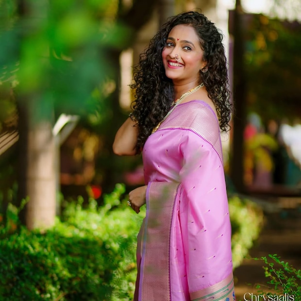 ऋजुता देशमुखला अनेक वर्षांनी टेलिव्हिजनवर पाहून प्रेक्षकांनी आनंद व्यक्त केला. ऋजुता देशमुखनंतर आता तिची मुलगीही टेलिव्हिजनवर पदार्पण करण्यासाठी सज्ज झाली. 'बाई तुझ्यापाई' या सीरिजमधून ओटीटी विश्वात पदार्पण केल्यानंतर ऋजुता देशमुखची मुलगी साजिरी जोशी छोट्या पडद्यावर प्रेक्षकांच्या भेटीला येत आहे. 