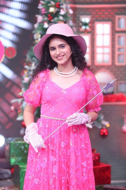 नवोदित अभिनेत्री साजिरी जोशी या कार्यक्रमाच्या सूत्रसंचालनाची जबाबदारी पार पाडणार आहे. साजिरी नुकतीच एका सिनेमा आणि वेबसीरिजच्या माध्यमातून प्रेक्षकांच्या भेटीला आली होती. या गुणी अभिनेत्रीच्या अभिनयाचं सध्या सगळीकडेच कौतुक होत आहे. हाच गोडवा घेऊन ती छोट्या उस्तादांसोबत धमाल करणार आहे.