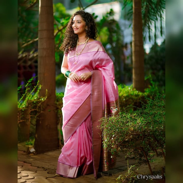 मायलेकीच्या अनेक जोड्या मनोरंजन विश्वात काम करताना दिसत आहेत. अशातच आता आणखी एक मायलेकीची जोडी छोट्या पडद्यावर प्रेक्षकांचं मनोरंजन करण्यासाठी सज्ज झाली आहे. अभिनेत्री ऋजुता देशमुख 'लग्नानंतर होईलच प्रेम' या मालिकेतून अनेक वर्षांनी टेलिव्हिजनवर परतली आहे. मालिकेत ती पार्थ आणि जीवाच्या आईची भूमिका साकारत आहे.