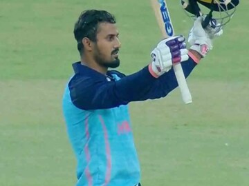 बॅट विकत घ्यायला पैसे नव्हते, आईने दागिने विकले, 32 बॉलमध्ये सेंच्युरी मारणारा S