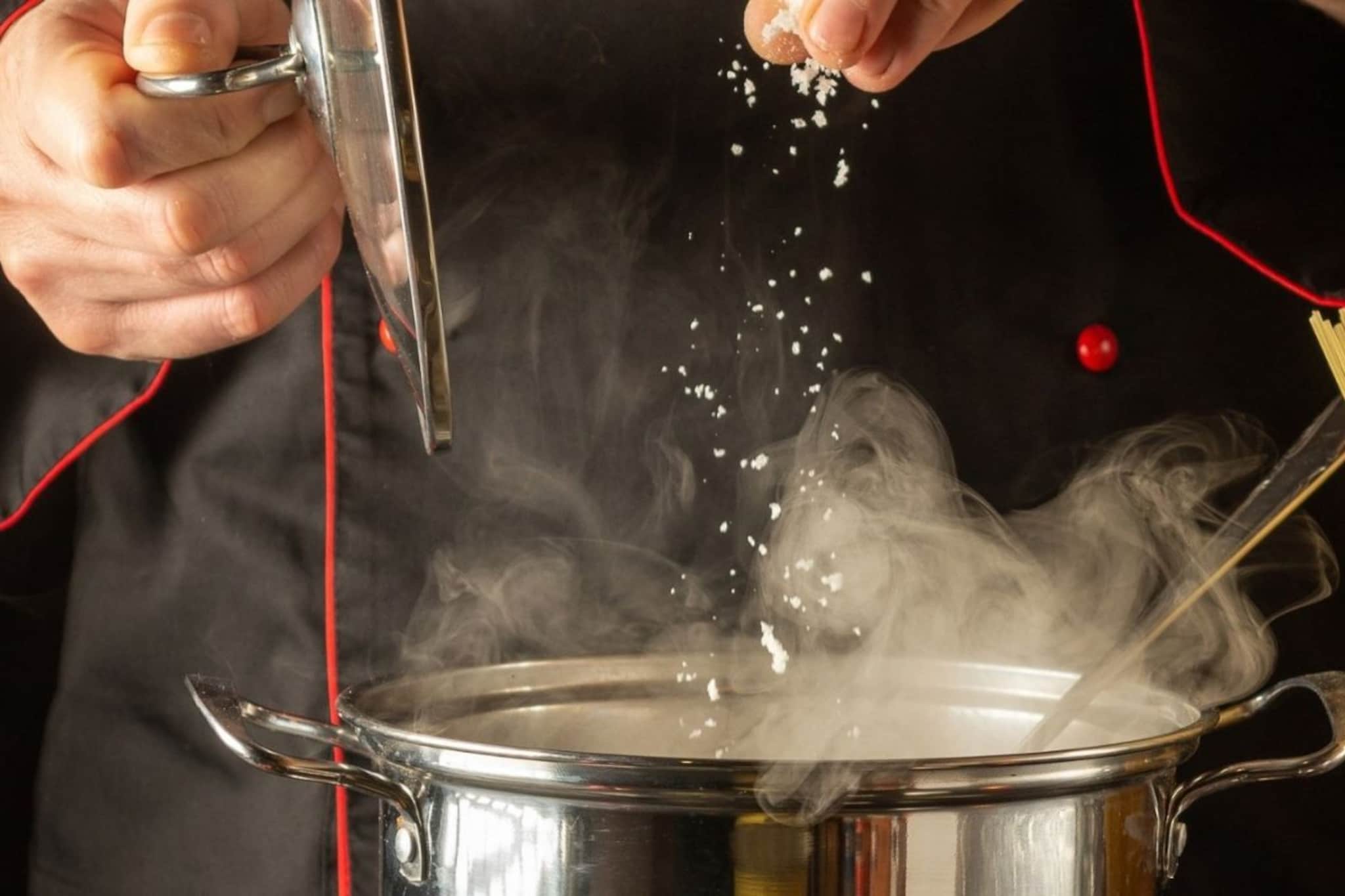 Kitchen Tips : पदार्थात मीठ नेमकं कधी टाकायचं? शेफने सांगितला परफेक्ट टायमिंग Kitchen Tips : पदार्थात मीठ नेमकं कधी टाकायचं? शेफने सांगितला परफेक्ट टायमिंग