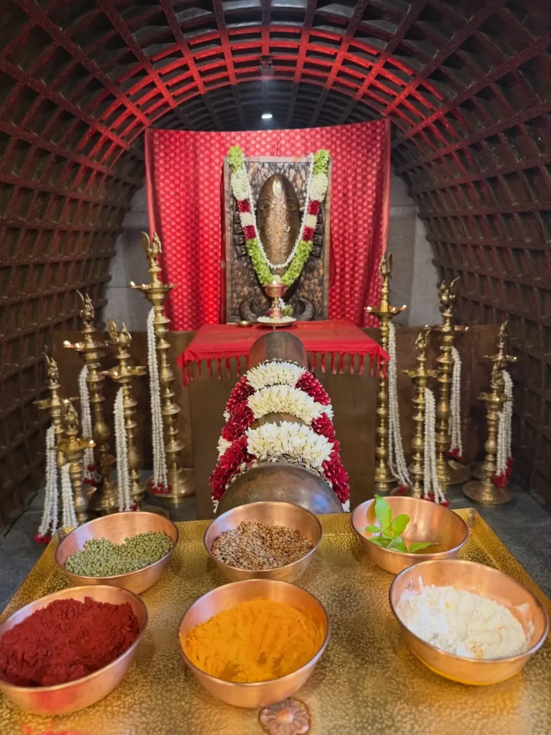 'भूत शुद्धी विवाह'मध्ये लिंग भैरवी साक्षीदार होते. या विशेष विधीमध्ये जोडप्यातील पाच घटक  पृथ्वी, पाणी, अग्नी, वायु आणि अवकाश  यांची शुद्धी केली जाते. यामुळे जोडप्यांमध्ये केवळ विचार किंवा भावनांपुरतेच नाही, तर ऊर्जा स्तरावरही खोल बंधन निर्माण होतात.