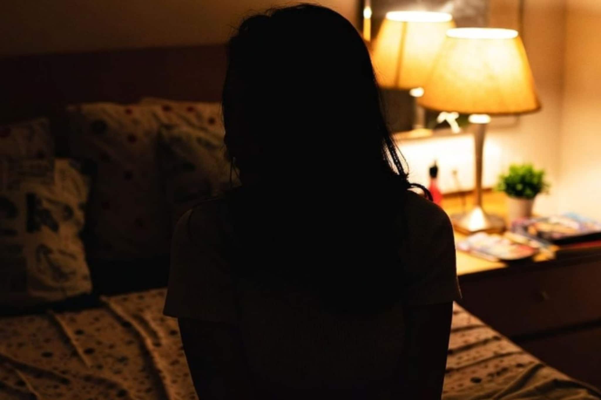 घरात एकटी होती कॉलेज तरुणी, वडिलांनी दार उघडलं, आतलं दृश्य बघून उडाला थरकाप