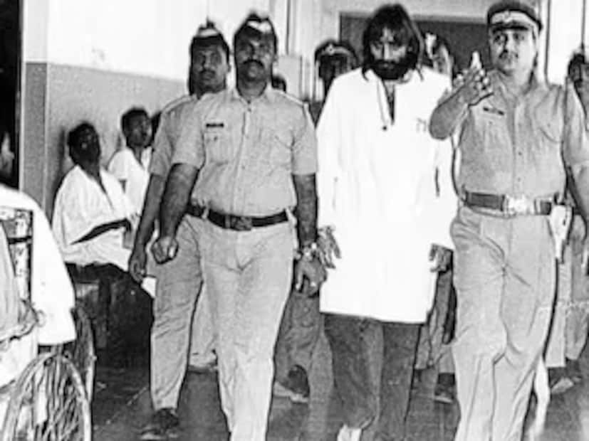 राकेश मारिया यांनी सांगितले की, बॉम्बस्फोटांमध्ये वापरली गेलेली स्फोटके आणि शस्त्रे मुंबईतच लपवून ठेवण्यात आली होती. तपास सुरू असताना बांद्रातील रेस्टॉरंट मालक हनीफ कादावाला आणि IMPPA चे अध्यक्ष समीर हिंगोरा या दोघांना अवैध शस्त्रे बाळगल्याप्रकरणी अटक झाली. चौकशीत त्यांनी संजय दत्तचे नाव घेतले आणि मारिया यांना धक्काच बसला.