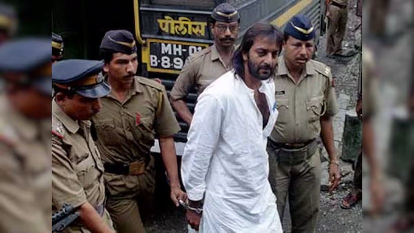 मारियांच्या माहितीनुसार, “शस्त्रे काढण्यासाठी शांत जागा हवी होती. म्हणून आरोपींनी संजय दत्तच्या बंगल्याचे ठिकाण सुचवले. संजूला आधीच फोन गेला होता. दहशतवादी संजयच्या घरी पोहोचले. त्याने गाडी पार्क करायला आणि सामान उतरायला सांगितले.”