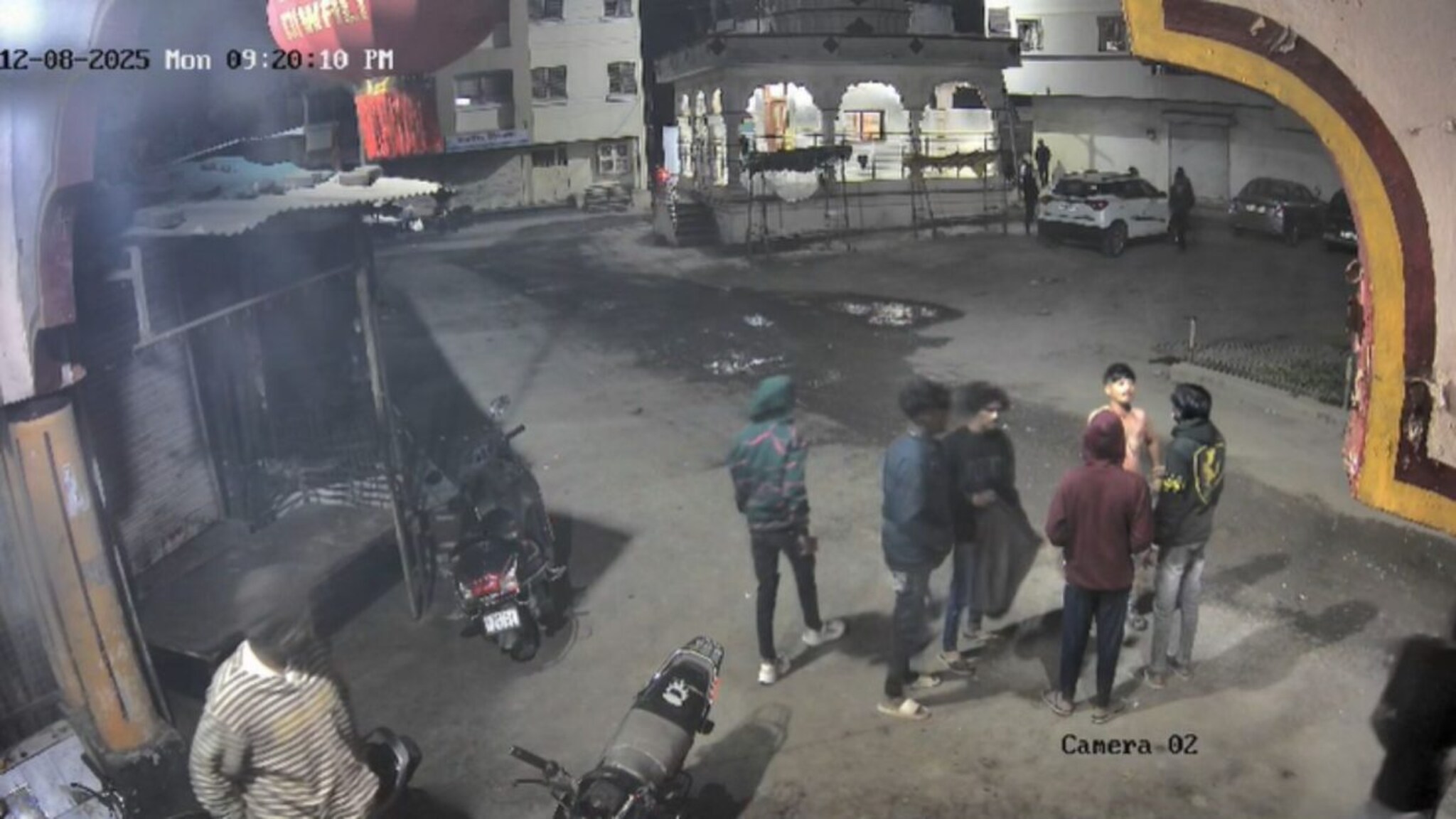 वणीच्या सप्तश्रृंगी गडावर टोळक्याचा राडा, नंग्या तलवारी फिरवत मंदिरात माजवली दहशत, CCTV VIDEO समोर