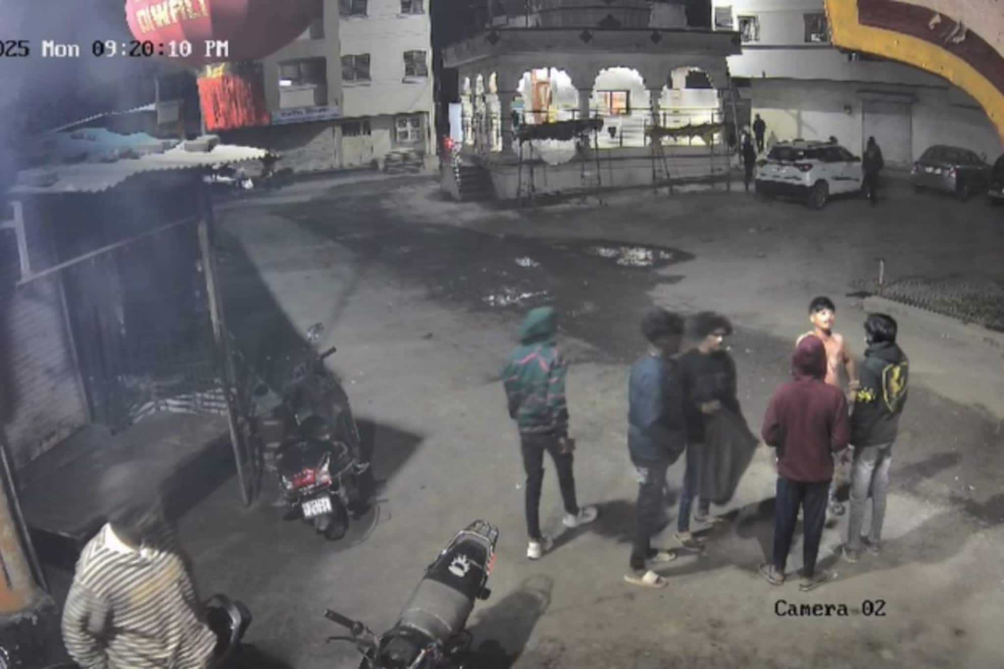 वणीच्या सप्तश्रृंगी गडावर टोळक्याचा राडा,नंग्या तलवारी फिरवत मंदिरात माजवली दहशत वणीच्या सप्तश्रृंगी गडावर टोळक्याचा राडा,नंग्या तलवारी फिरवत मंदिरात माजवली दहशत