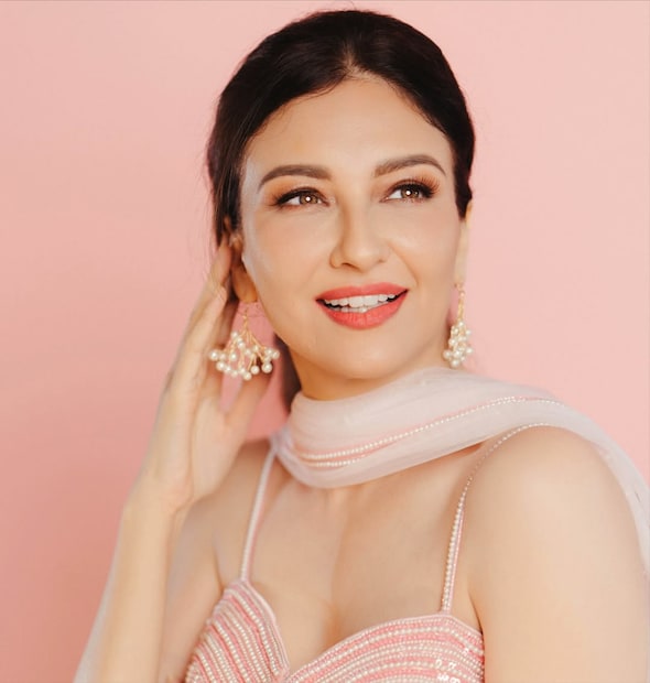 मुंबई: टेलिव्हिजनवर 'भाभीजी घर पर हैं' मधील 'अनीता भाभी' म्हणून प्रसिद्ध झालेली आणि आता रणवीर सिंगच्या 'धुरंधर' चित्रपटात 'उल्फत'ची छोटी पण दमदार भूमिका साकारणारी अभिनेत्री सौम्या टंडन पुन्हा एकदा चर्चेत आहे.