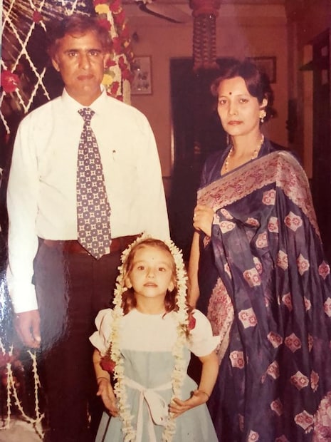 ४१ वर्षीय सौम्या टंडनचा जन्म भोपाळमध्ये झाला असला तरी तिचे बालपण उज्जैनमध्ये गेले. तिच्या वडिलांच्या निधनानंतर कुटुंबाला आर्थिक मदत करण्यासाठी तिने काम सुरू केले आणि येथूनच तिचा मनोरंजन विश्वातील प्रवास सुरू झाला.