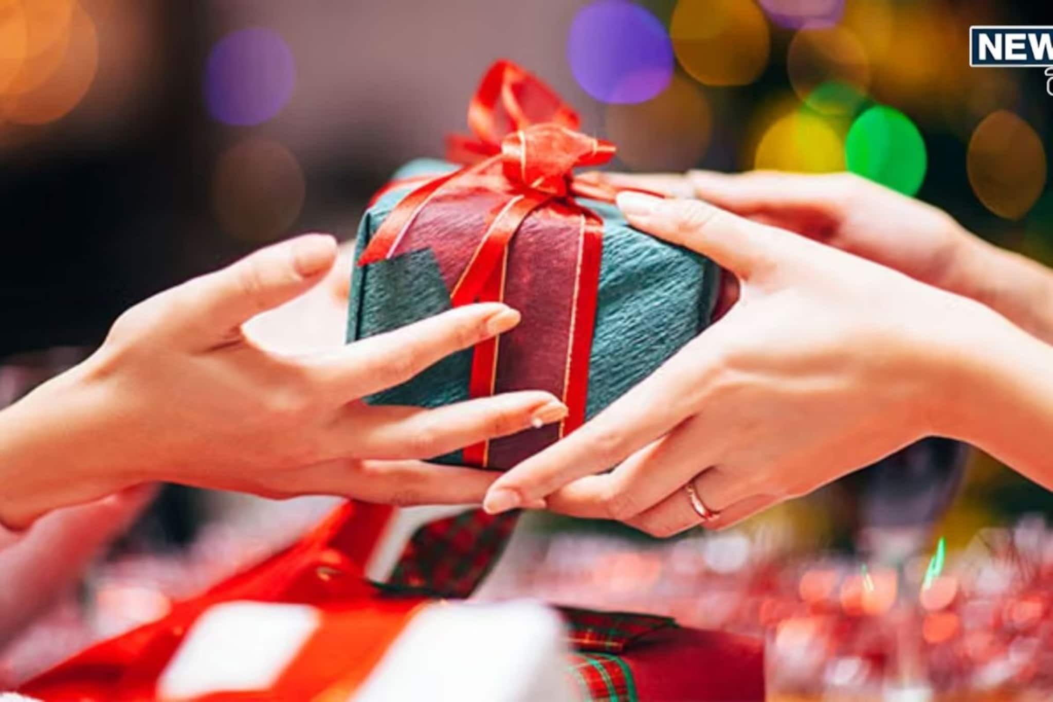 सिक्रेट सांतावेळी ऑफिसच्या मित्रांना चुकूनही देऊ नका 'हे' 5 गिफ्ट्स
