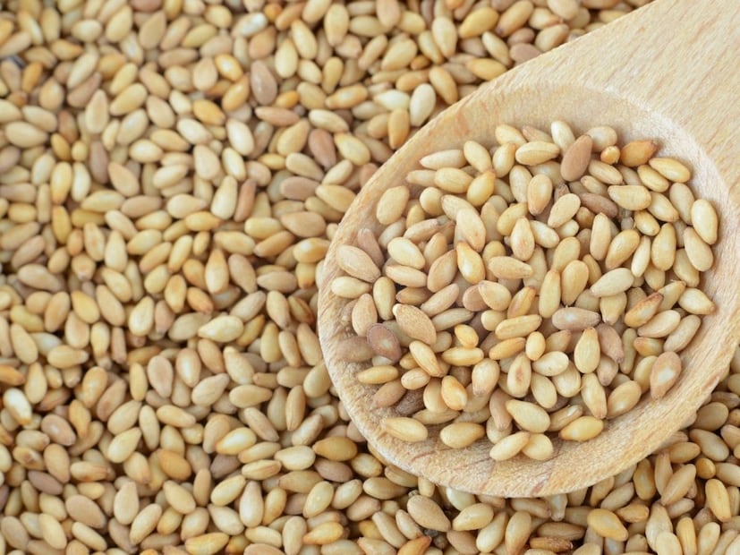 हिवाळा ऋतू सुरू झालेला आहे. हिवाळा म्हटलं की थंडी ही पडतेच आणि थंडी पडली की आपलं शरीर देखील थंड होतं. हिवाळ्यामध्ये शरीर उष्ण ठेवण्यासाठी आपण वेगवेगळ्या पदार्थांचे सेवन करतच असतो, पण तीळ खाण्याचे भरपूर असे आपल्याला फायदे होतात कारण तिळामध्ये उष्णता असते. तीळ खाण्याचे नेमके काय फायदे आपल्या शरीराला होतात, किंवा आपण कुठल्या माध्यमातून तीळाचे सेवन करू शकतो. हिवाळा ऋतू सुरू झालेला आहे. हिवाळा म्हटलं की थंडी ही पडतेच आणि थंडी पडली की आपलं शरीर देखील थंड होतं. हिवाळ्यामध्ये शरीर उष्ण ठेवण्यासाठी आपण वेगवेगळ्या पदार्थांचे सेवन करतच असतो, पण तीळ खाण्याचे भरपूर असे आपल्याला फायदे होतात कारण तिळामध्ये उष्णता असते. तीळ खाण्याचे नेमके काय फायदे आपल्या शरीराला होतात, किंवा आपण कुठल्या माध्यमातून तीळाचे सेवन करू शकतो.