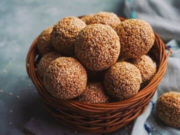 तिळाचे लाडू दगडासारखे कडक होतात? मग 'या' छोट्या चुका टाळा आणि घरीच बनवा मऊ लाडू