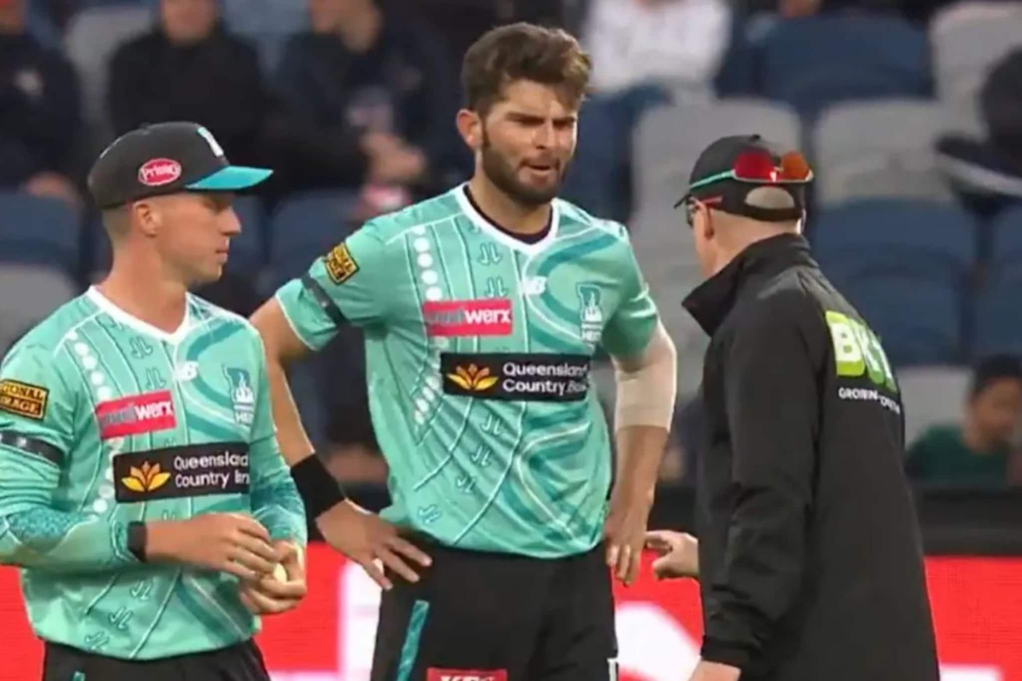 आफ्रिदीने जगासमोर पाकिस्तानची लाज घालवली, 15 बॉलनंतर अंपायरने बॉलिंगवरून हाकललं आफ्रिदीने जगासमोर पाकिस्तानची लाज घालवली, 15 बॉलनंतर अंपायरने बॉलिंगवरून हाकललं