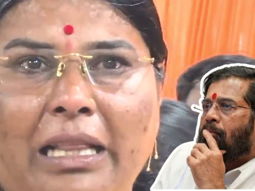 राज्यात महापालिका निवडणुकीसाठी तिकीट मिळावं यासाठी इच्छुक उमेदवारांनी अक्षरश: देव पाण्यात ठेवले आहे. तिकीट मिळवण्यासाठी पक्ष कार्यालयाबाहेर उच्छुक उमेदवार कार्यकर्त्यांसह रांगा लावून आहे. काही जणांना तिकीट मिळत आहे, तर काही जणांना नाकारलं जात आहे. त्यामुळे महायुतीपासून ते महाविकास आघाडीमध्ये नाराजांचा उद्रेक झाला आहे. अशातच छत्रपती संभाजीनगर महापालिका निवडणुकीत तिकीट न मिळाल्यामुळे शिवसेनेच्या पदाधिकारी महिला शादरा घुले पाटील या कार्यालयात ढसाढसा रडल्या. राज्यात महापालिका निवडणुकीसाठी तिकीट मिळावं यासाठी इच्छुक उमेदवारांनी अक्षरश: देव पाण्यात ठेवले आहे. तिकीट मिळवण्यासाठी पक्ष कार्यालयाबाहेर उच्छुक उमेदवार कार्यकर्त्यांसह रांगा लावून आहे. काही जणांना तिकीट मिळत आहे, तर काही जणांना नाकारलं जात आहे. त्यामुळे महायुतीपासून ते महाविकास आघाडीमध्ये नाराजांचा उद्रेक झाला आहे. अशातच छत्रपती संभाजीनगर महापालिका निवडणुकीत तिकीट न मिळाल्यामुळे शिवसेनेच्या पदाधिकारी महिला शादरा घुले पाटील या कार्यालयात ढसाढसा रडल्या.