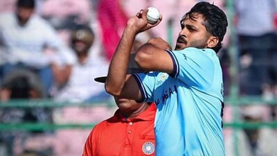 3 ओव्हरमध्ये 4 विकेट, लॉर्ड ठाकूरच्या बॉलिंगने आग ओकली, रोहितशिवाय मुंबईचा वादळी विजय