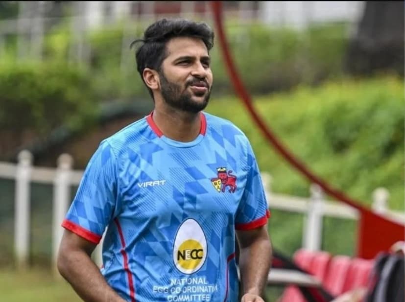 आसाम विरूद्ध गोलंदाजी करताना शार्दुल ठाकूरने एकाच ओव्हरमध्ये तीन विकेट घेतले आहे. त्यामुळे आसाम संघाला त्याने जबरदस्त धक्का दिला होता.