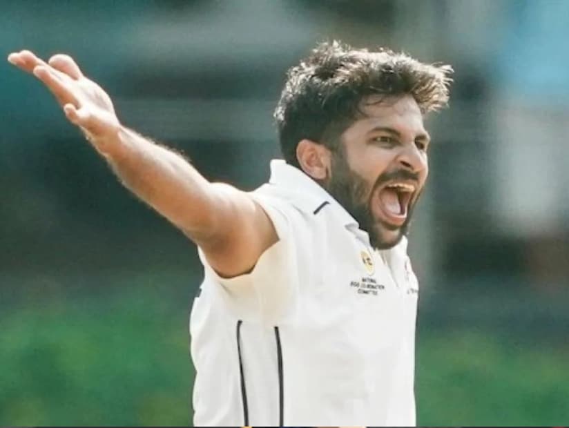 दरम्यान आयपीएलपुर्वी शार्दुल ठाकूर सघ्या देशांतर्गत क्रिकेटमध्ये व्यस्त आहे. या स्पर्धेत मुंबई संघाच कर्णधारपद मिळाल्यापासून तो चांगल्या फॉर्ममध्ये दिसतो आहे.आता आसाम विरूद्ध खेळताना त्याने जबरदस्त गोलंदाजी केली आहे. 