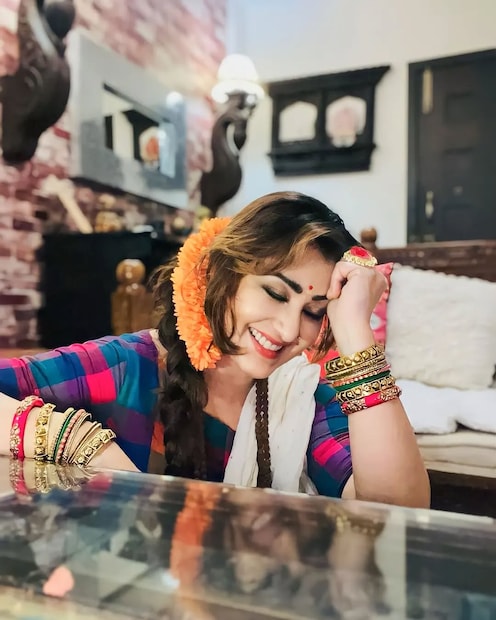 मुंबई: टीव्ही विश्वात सध्या एकाच नावाची चर्चा आहे, ती म्हणजे सर्वांची लाडकी 'अंगूरी भाभी' अर्थात शिल्पा शिंदे. १० वर्षांपूर्वी ज्या शोमधून शिल्पा अत्यंत वादग्रस्त पद्धतीने बाहेर पडली होती, ज्या निर्मात्यांवर तिने लैंगिक शोषणासारखे गंभीर आरोप करून पोलीस स्टेशनच्या पायऱ्या चढल्या होत्या, त्याच शोमध्ये ती पुन्हा परतली आहे. मुंबई: टीव्ही विश्वात सध्या एकाच नावाची चर्चा आहे, ती म्हणजे सर्वांची लाडकी 'अंगूरी भाभी' अर्थात शिल्पा शिंदे. १० वर्षांपूर्वी ज्या शोमधून शिल्पा अत्यंत वादग्रस्त पद्धतीने बाहेर पडली होती, ज्या निर्मात्यांवर तिने लैंगिक शोषणासारखे गंभीर आरोप करून पोलीस स्टेशनच्या पायऱ्या चढल्या होत्या, त्याच शोमध्ये ती पुन्हा परतली आहे.