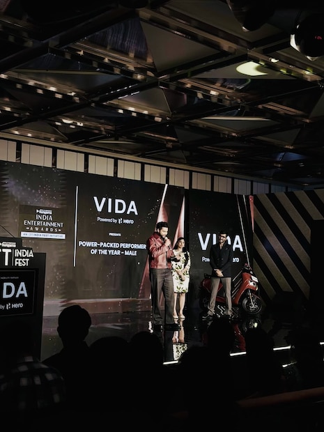 नांदेडमधील हे प्रकरण समजल्यानंतर बॉलिवूडचा परश्या म्हणजेच अभिनेता सिद्धांत चतुर्वेदी देखील भावुक झाला. त्याने सक्षम ताटेसाठी खास पोस्ट लिहिली आहे. इतकंच नाही तर त्याला मिळालेला अवॉर्ड त्याने सक्षम ताटेला डेडिकेट केला आहे.  