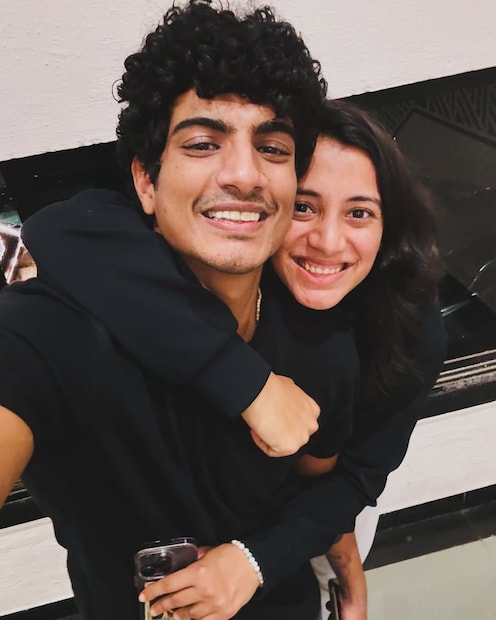 स्मृती आणि पलाश या दोघांपैकी कोणीही या अफवांवर किंवा नात्याबद्दल कोणतीही अधिकृत प्रतिक्रिया दिलेली नाही. स्मृती मानधना सध्या तिच्या वडिलांच्या तब्येतीकडे लक्ष देत आहेत.