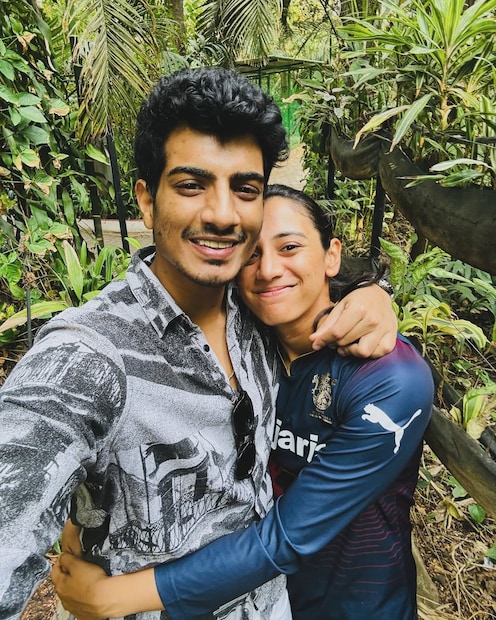 एकीकडे लग्नाची तारीख पुढे ढकलली जात आहे, तर दुसरीकडे पलाशबद्दल अनेक ऑनलाइन अफवा उठत आहेत. या अफवांमध्ये किती तथ्य आहे, याबद्दल अद्याप कोणतंही स्पष्टीकरण देण्यात आलेलं नाही. अशातच पलाश मुच्छल थेट संत प्रेमानंद महाराजांच्या दर्शनासाठी वृंदावनला पोहोचला.