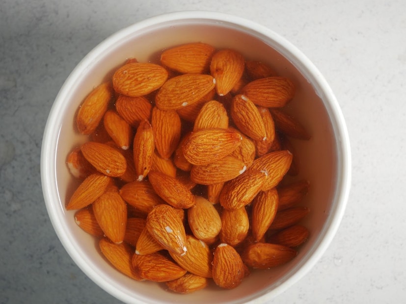 2. त्वचा आणि केसांसाठी उपयुक्त (Skin and Hair)भिजवलेले बदाम त्वचेसाठी आणि केसांसाठी खूप प्रभावी ठरतात. त्यांच्या सेवनाने त्वचेमध्ये चमक येते आणि चेहऱ्यावरील कोरडेपणा (Dryness) कमी होतो. ते अकाली सुरकुत्या (Wrinkles) येण्यापासून रोखतात. केसांची मुळे मजबूत होतात आणि केस गळण्याची समस्या कमी होते.